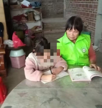 长坡村“爱心妈妈” 寒冬送温暖伴童心