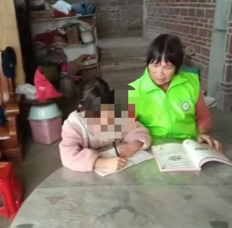 长坡村“爱心妈妈” 寒冬送温暖伴童心