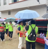 风雨无阻献真情，绿舟志愿者温暖传递