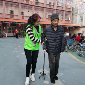 高州巾帼志愿者协会宣传部联合喜鹊桥爱心义剪队开展爱心义剪活动