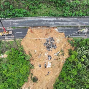 梅大高速茶阳路段塌方灾害发生后，广东省政府即成立了以省长为组长的灾害调查评估组，目前灾害原因正在调查评估中