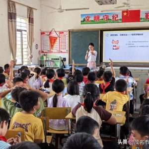 禁毒+防性侵宣讲课走进田头屋小学