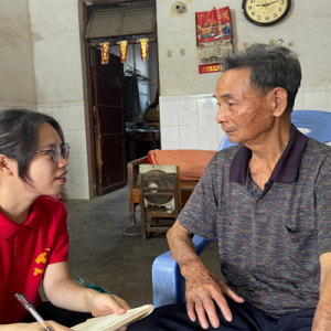 学生党员献礼建国75周年：岭南师范学院“红土情缘”突击队探访官塘村老党员，赓续红色血脉
