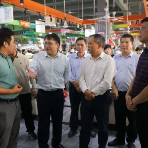 梁荣杰调研美丽圩镇农贸市场建设情况