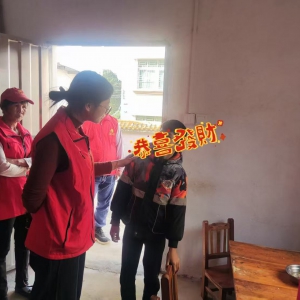 高州市东岸镇巾帼志愿服务队开展“寒冬慰问送温暖”的志愿活动