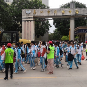 荷塘镇巾帼志愿队：“护苗行动” 守护学生平安路