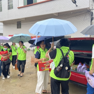 风雨无阻献真情，绿舟志愿者温暖传递