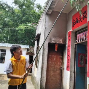 巾帼志愿暖人心，共护非遗守健康—长坡镇巾帼志愿者探访农民版画家