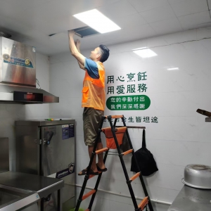 志愿红暖高凉：朝阳艺术总队的“流动爱心驿站”公益行