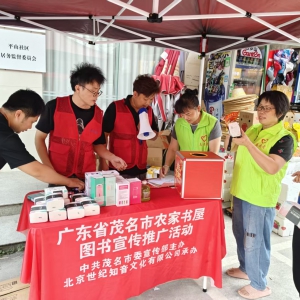 让读书成为照亮生活的光——平山巾帼志愿队助力“农家书屋图书宣传推广”活动