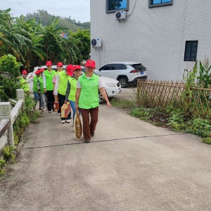 高州荷塘：巾帼志愿暖重阳，温情守护百岁老人