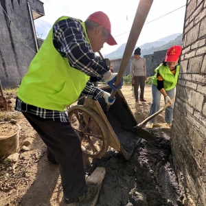 巾帼志愿展风采，沟渠硬化暖民心 —平山镇巾帼志愿队助力田坪典型村建设