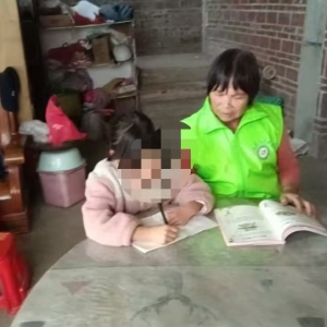 长坡村“爱心妈妈” 寒冬送温暖伴童心