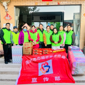 冬日暖阳照小巷 巾帼志愿送温暖