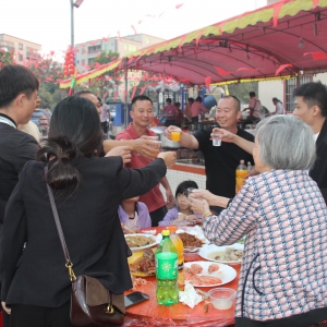 欢声笑语聚一堂，共谋发展开新篇章！茂南区羊角镇新城下白牛脚村全体村民年后大聚会