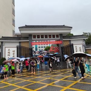 风雨坚守护学岗！平山镇巾帼志愿者雨中守护平安求学路
